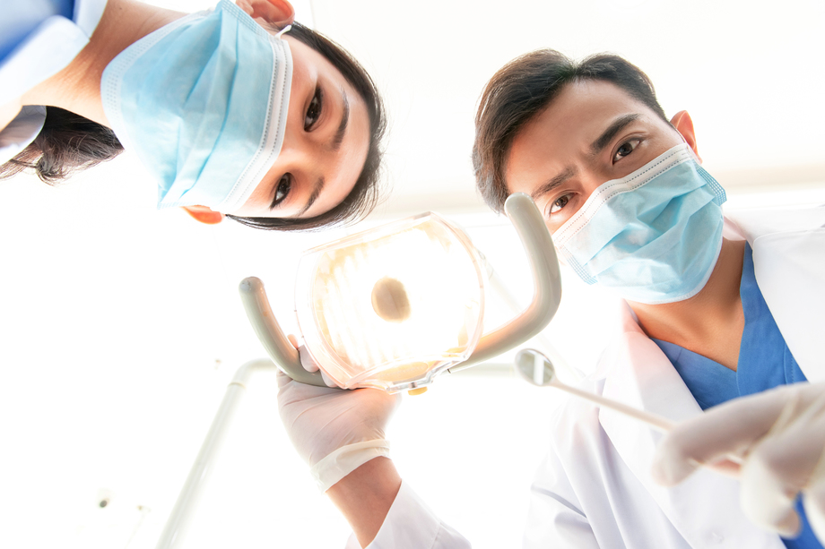 牙科医生在诊疗室 牙科医生在诊疗室