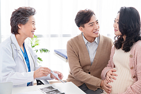 医生给孕妇检查身体照片