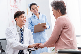 医生和老年患者交谈图片