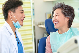 牙医和老年患者交谈