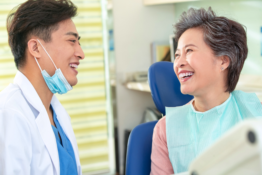 牙医和老年患者交谈 牙医和老年患者交谈