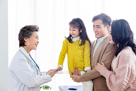 女医生和患者家庭