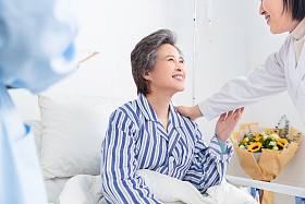 医务工作者和老年患者图片