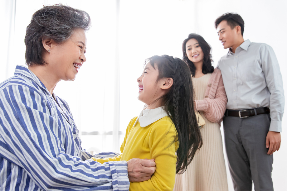 小女孩探望生病的老人 小女孩探望生病的老人