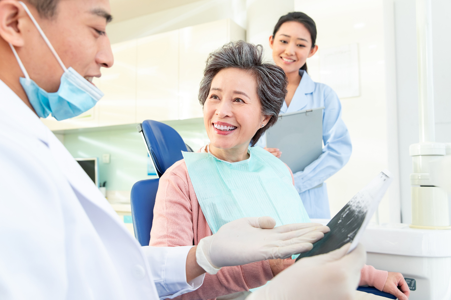 牙科医生给患者治疗图片 牙科医生给患者治疗图片