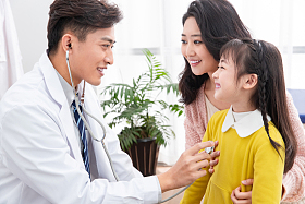 年轻妈妈带着孩子看医生