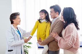 女医生和患者家庭图片