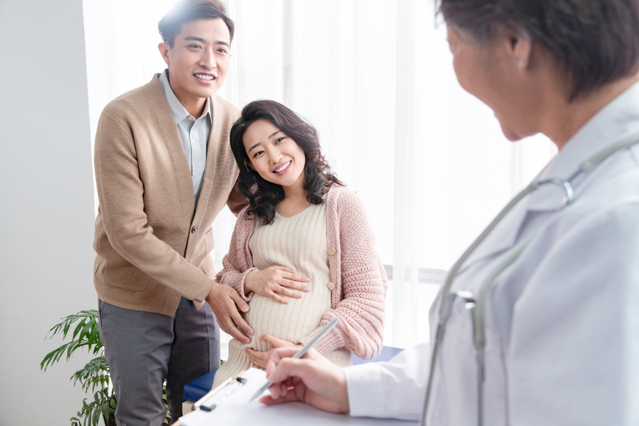 医生给孕妇检查身体
