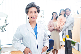 女医生和患者家庭图片