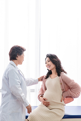 医生给孕妇检查身体照片