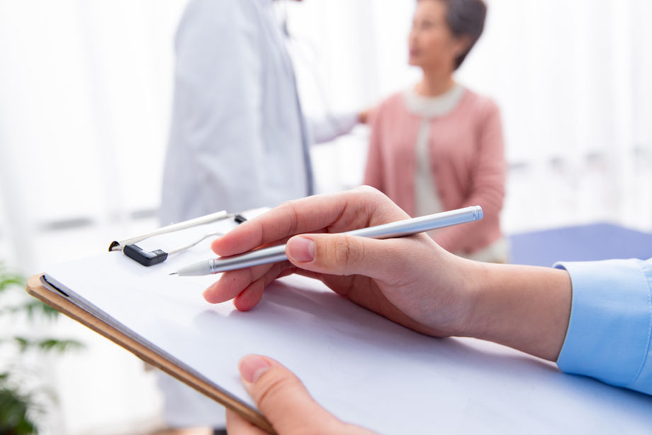 医生和老年患者交谈 医生和老年患者交谈