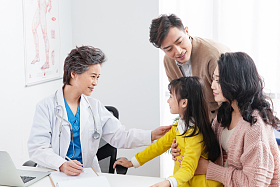 女医生给患者检查身体图片