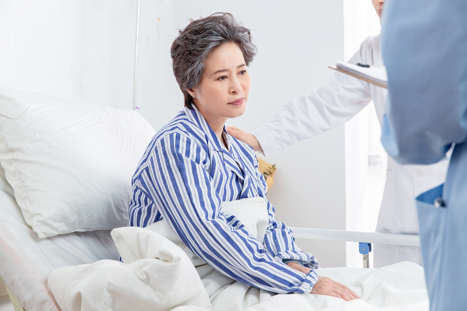 医务工作者和老年患者 医务工作者和老年患者