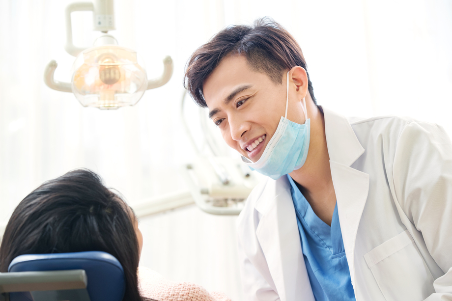 牙医给青年女患者治疗照片 牙医给青年女患者治疗照片