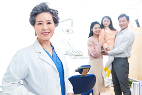 女医生和患者家庭