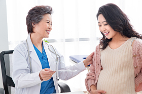 医生给孕妇检查身体