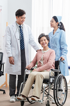 医生和老年患者交谈照片