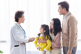 女医生给患者治疗图片