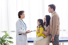 女医生给患者治疗图片