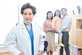 女医生和患者家庭