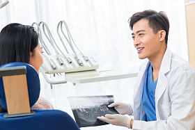 牙医和青年女患者交谈