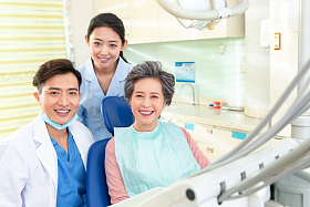 牙科医生给患者治疗图片