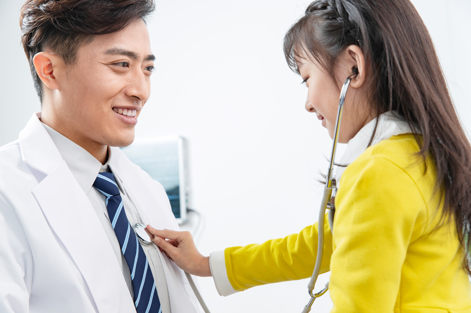 可爱的小女孩和医生图片 可爱的小女孩和医生图片