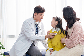 年轻妈妈带着孩子看医生