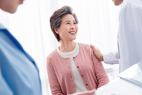 医生和老年患者交谈照片