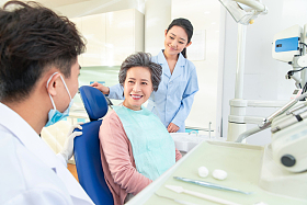 牙科医生给患者治疗