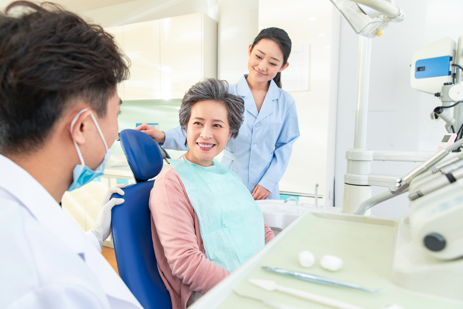 牙科医生给患者治疗 牙科医生给患者治疗