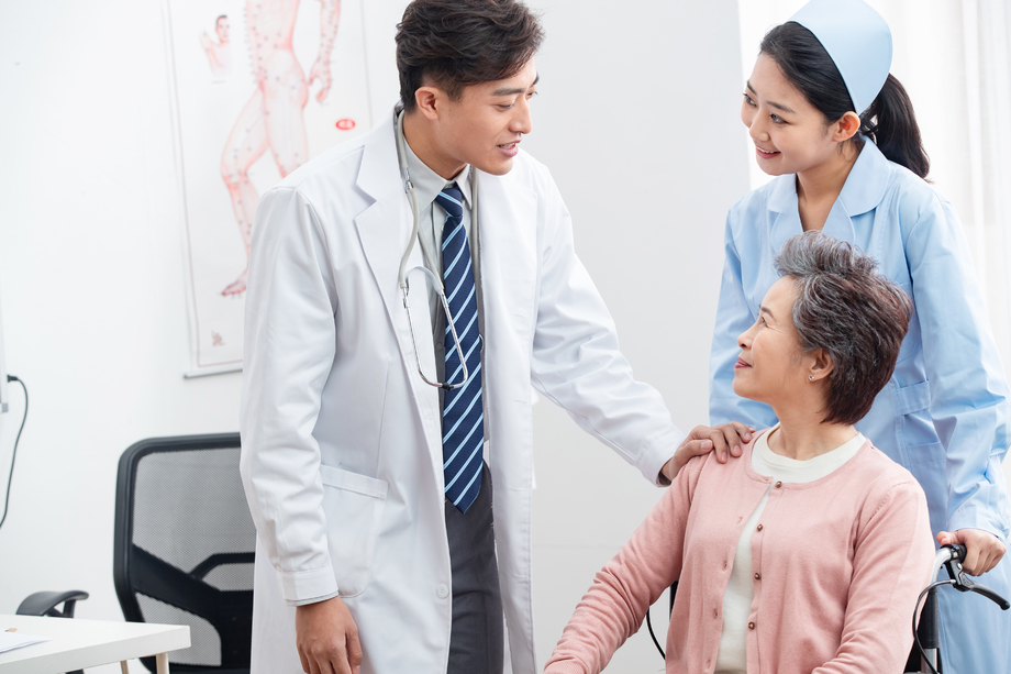 医生和老年患者交谈图片 医生和老年患者交谈图片