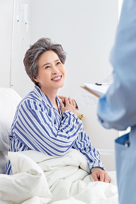 医务工作者和老年患者