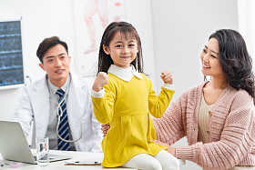 年轻妈妈带着孩子看医生