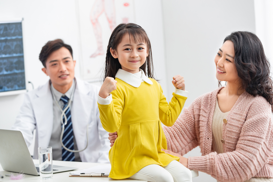 年轻妈妈带着孩子看医生 年轻妈妈带着孩子看医生