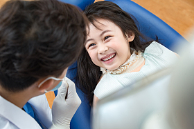 可爱的小女孩和牙科医生图片