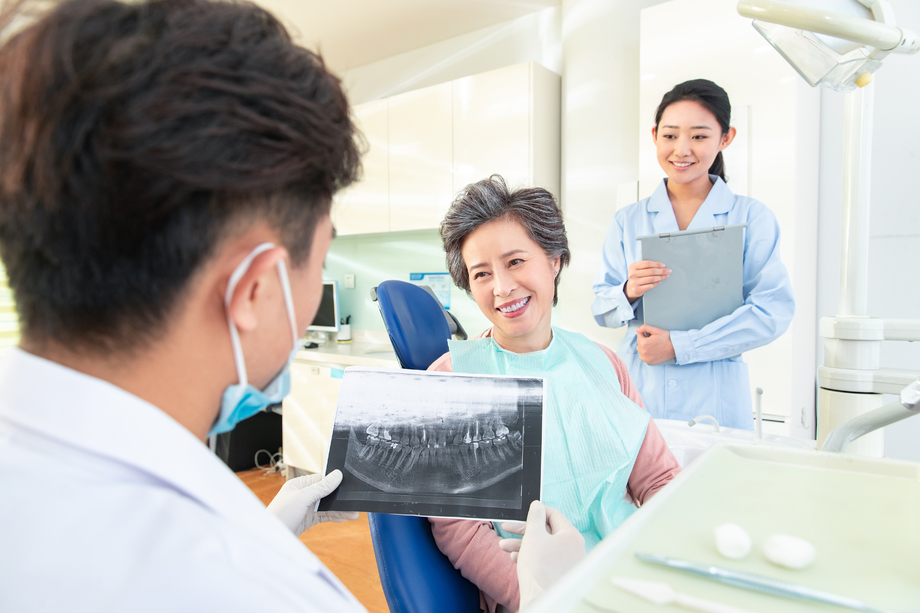 牙科医生给患者治疗 牙科医生给患者治疗