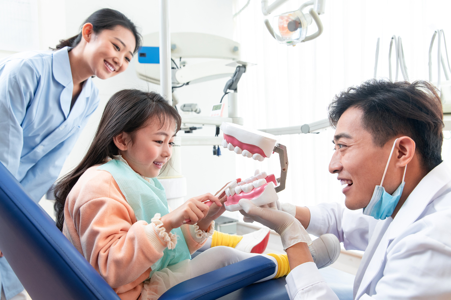 牙科医生教小女孩刷牙图片 牙科医生教小女孩刷牙图片