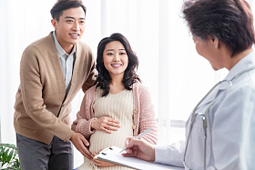 医生给孕妇检查身体照片