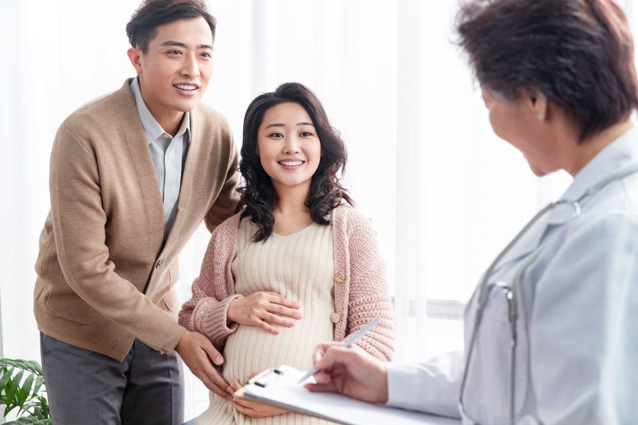 医生给孕妇检查身体照片