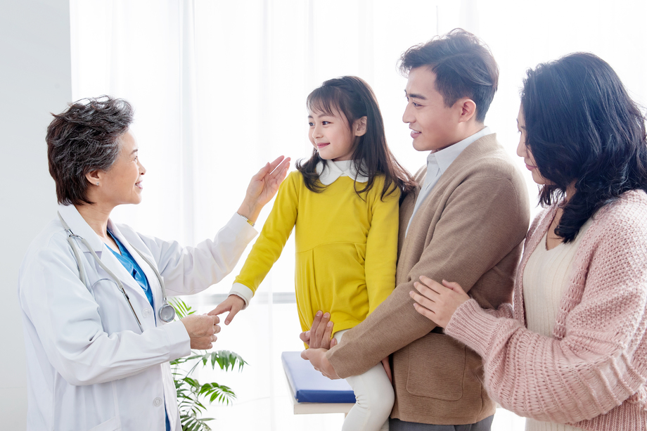 女医生和患者家庭图片
