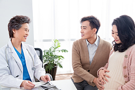 医生给孕妇检查身体