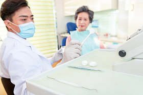 牙医给老年患者治疗