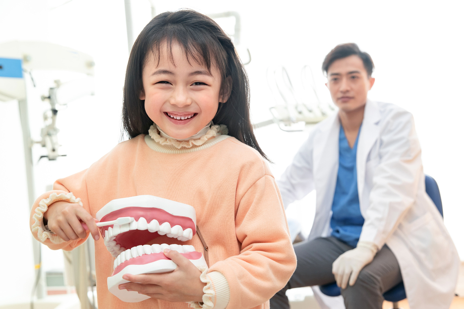 可爱的小女孩和牙科医生照片 可爱的小女孩和牙科医生照片