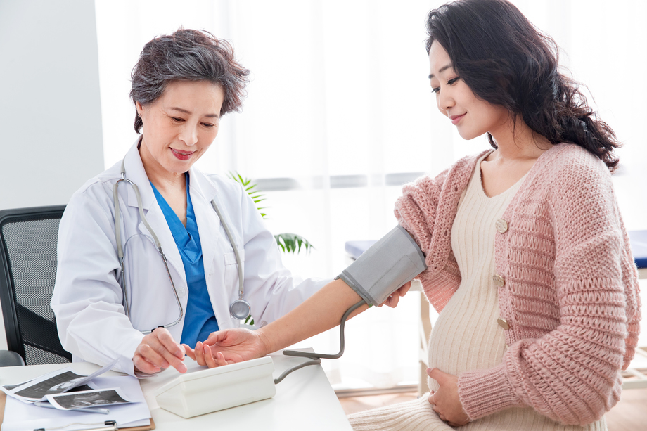 医生给孕妇检查身体