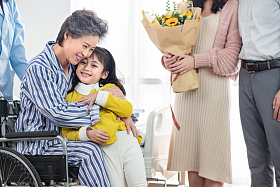 小女孩探望生病的老人图片