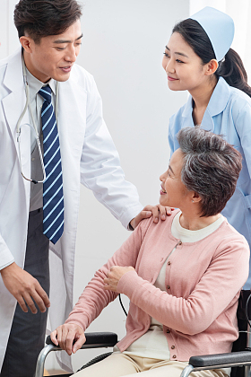 医生和老年患者交谈