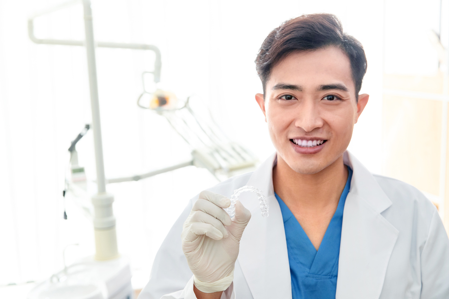 牙科医生在诊疗室 牙科医生在诊疗室