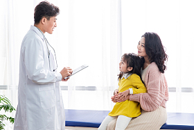 年轻妈妈带着孩子看医生图片