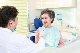 牙医给老年患者治疗照片